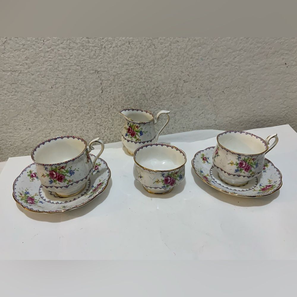 Set 6VINTAGE ROYAL ALBERT FINE BONE CHINA PETIT POINT PATTERN TEA CUP & saucers